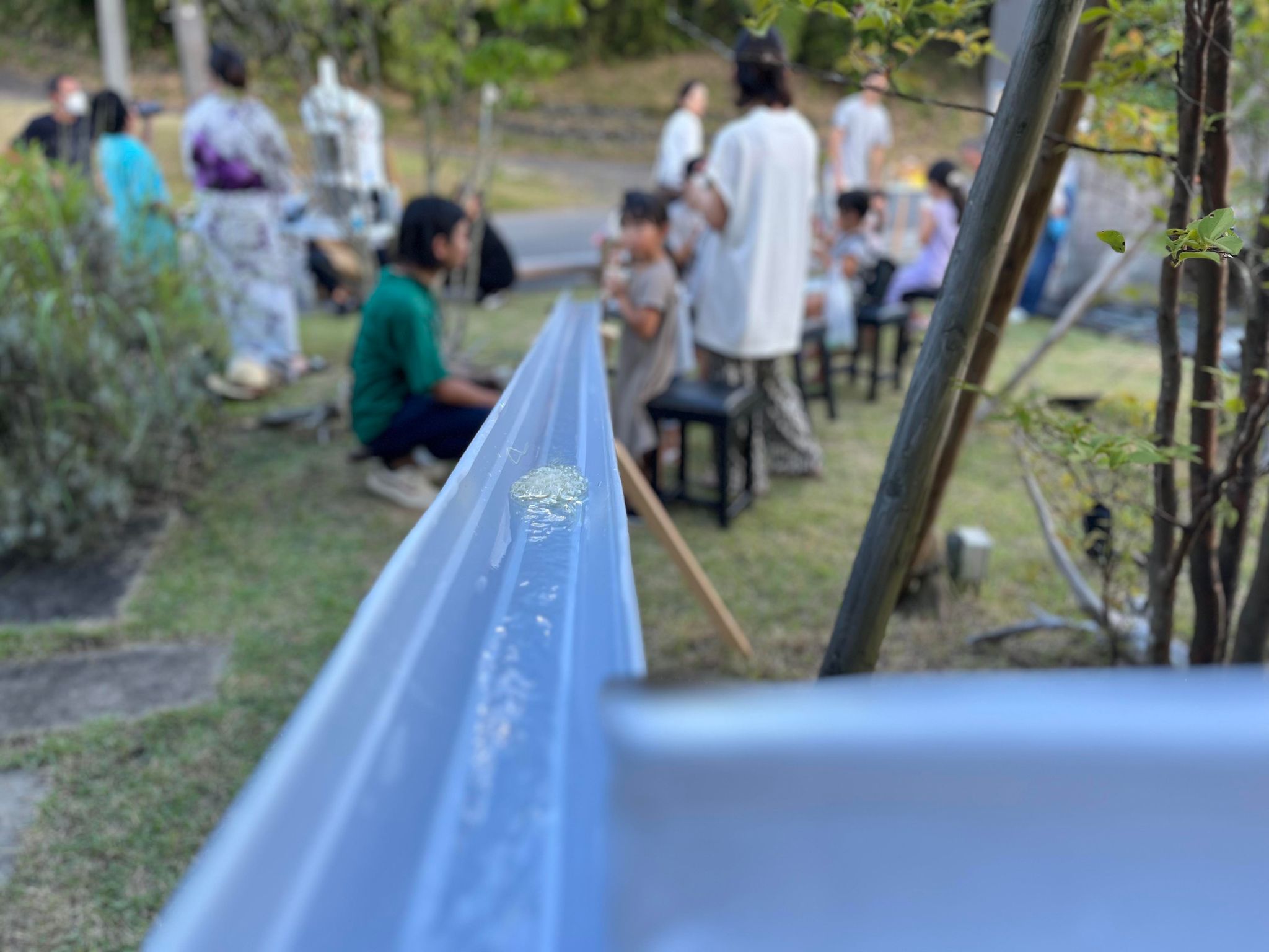 雨樋を使って長い流しそうめん