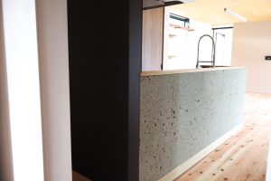 キッチンの腰壁は大谷石を施工